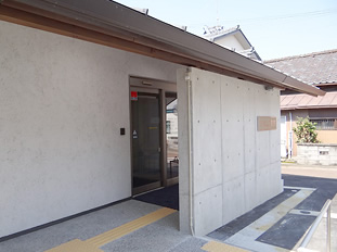 玄関スロープ 車椅子でも楽に入れます。