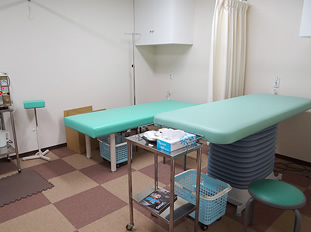 処置室 点滴や、治療に応じた処置を行います。