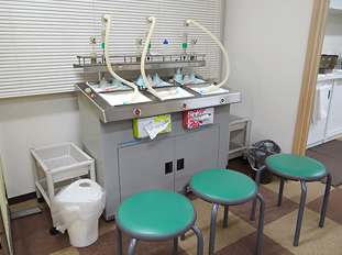 ネブライザー 喉や鼻に薬剤を噴霧する機械です。口や鼻に入れて、呼吸することで薬剤を吸入します。